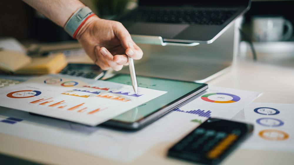 Gráficos impressos, tablet e calculadora